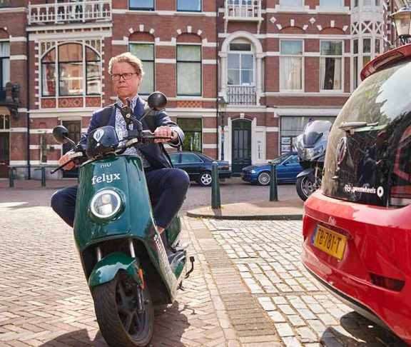 Ronald Haanstra op groene Felyx scooter.