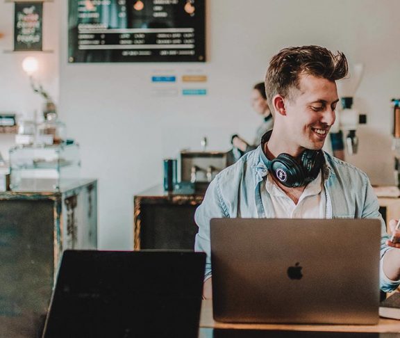 Freelancer met laptop in koffiezaak