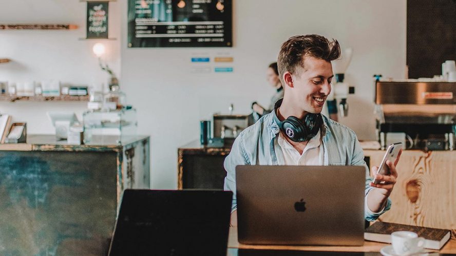 Freelancer met laptop in koffiezaak