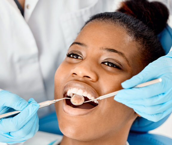 floss-patient-dentist-teeth