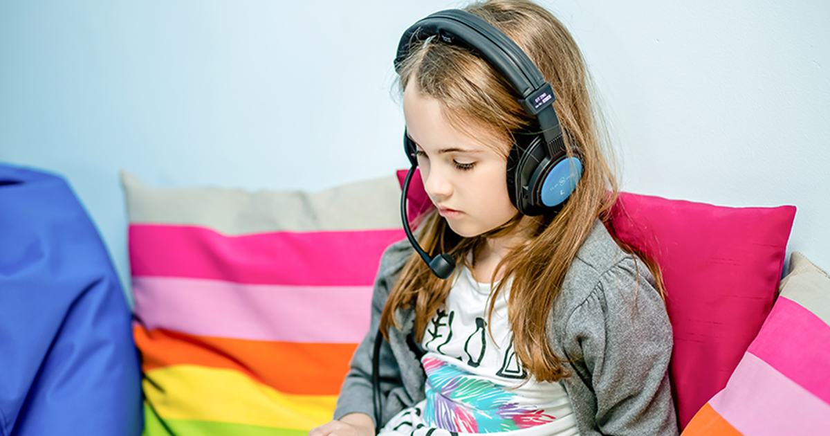 dziewczynka słuchająca muzyki z tabletu