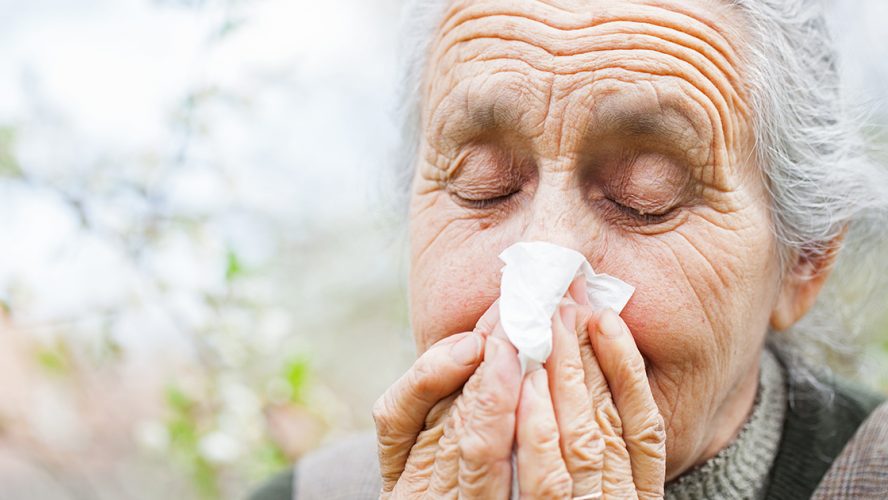 starsza kobieta wydmuchująca nos