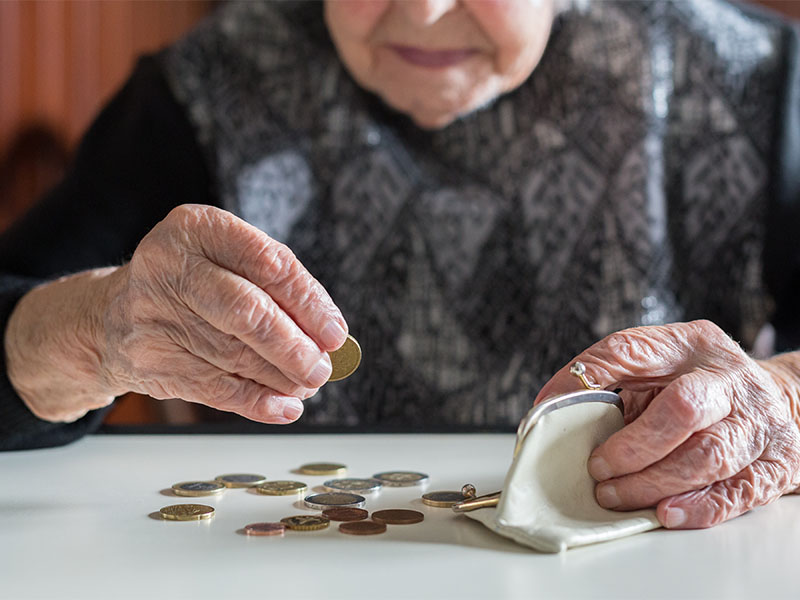 Elderly-woman-counting-coins_CCEL