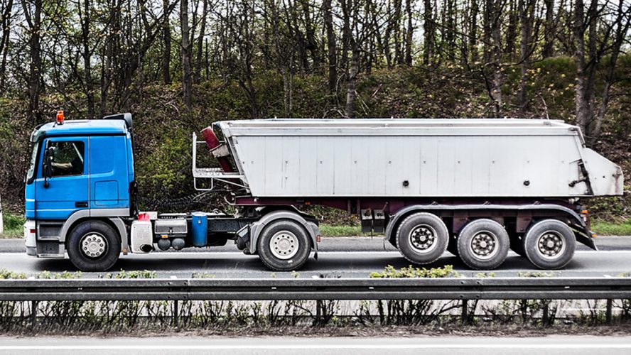 Stor lastbil laver støj på motorvejen