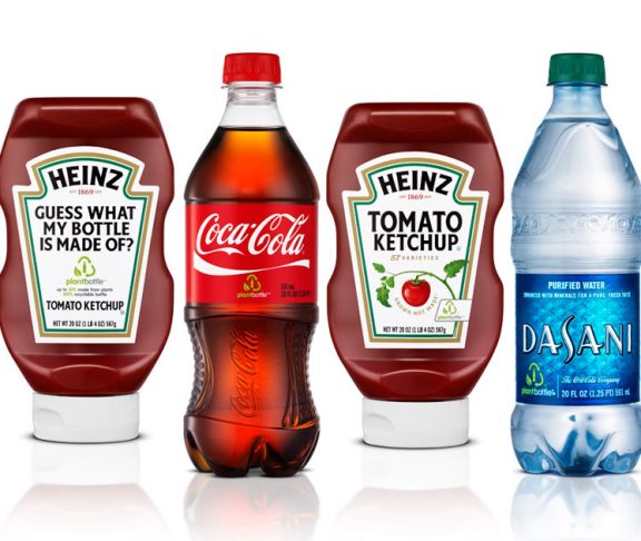 Flaskor med ketchup och Coca Cola i bioplast.