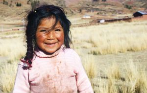 En flicka på sydamerikanska landsbygden.