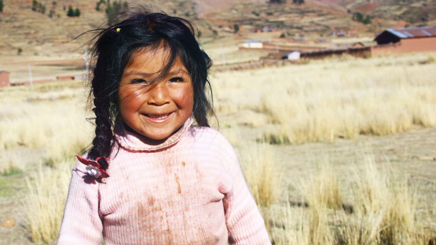 En flicka på sydamerikanska landsbygden.