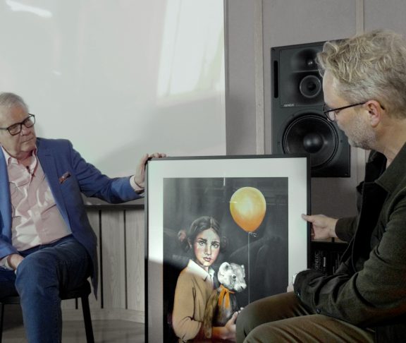 Lasse Berghagen möter Jontefondens grundare Tommy Ivarsson och han får en tavla målad med inspiration av Teddybjörnen Fredriksson. Konstnär; Linda Vagnelind