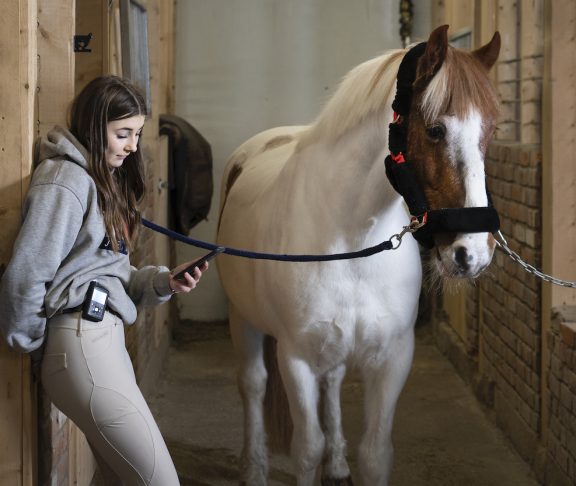 tjej vid häst med diabetespump