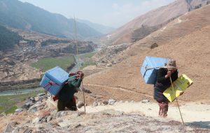 Vaccin mot covid-19 bärs i kylväskor till avlägsna byar i Jumlaregionen i Nepal. Foto: Unicef