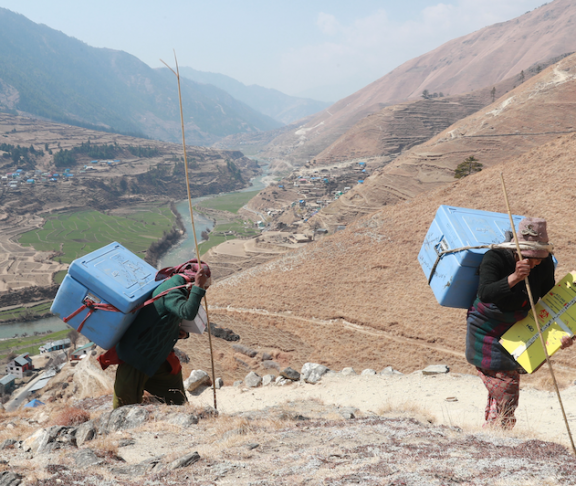 Vaccin mot covid-19 bärs i kylväskor till avlägsna byar i Jumlaregionen i Nepal. Foto: Unicef