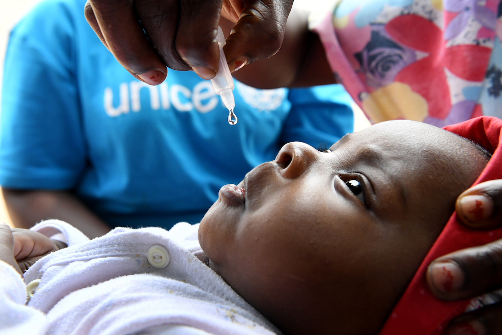 Ett barn blir vaccinerad i ett hälsocenter i Kinshasa, huvudstaden i Republiken Kongo.