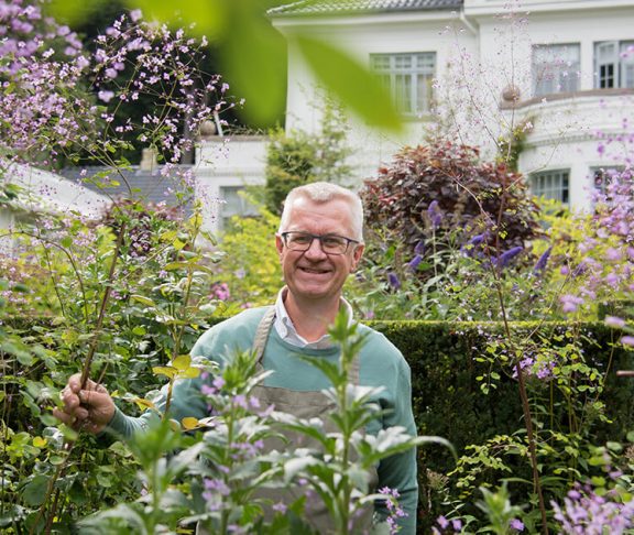 Claus Dalby i sin blomsterhave
