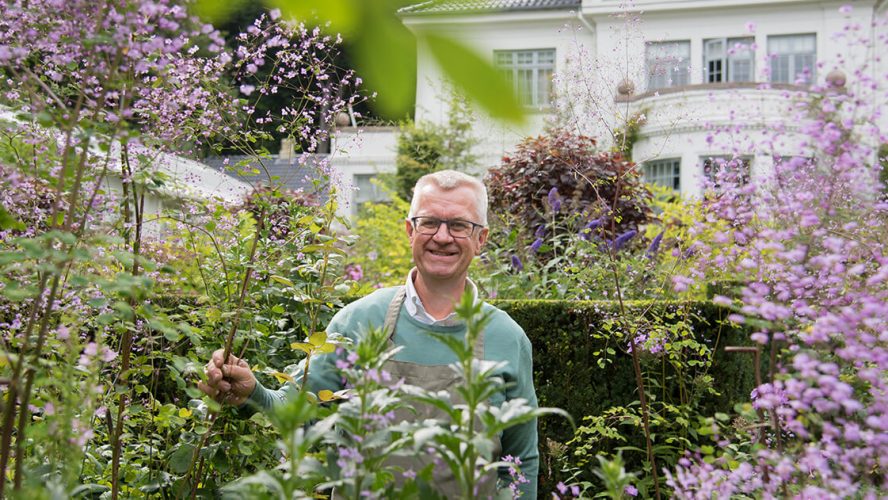 Claus Dalby i sin blomsterhave