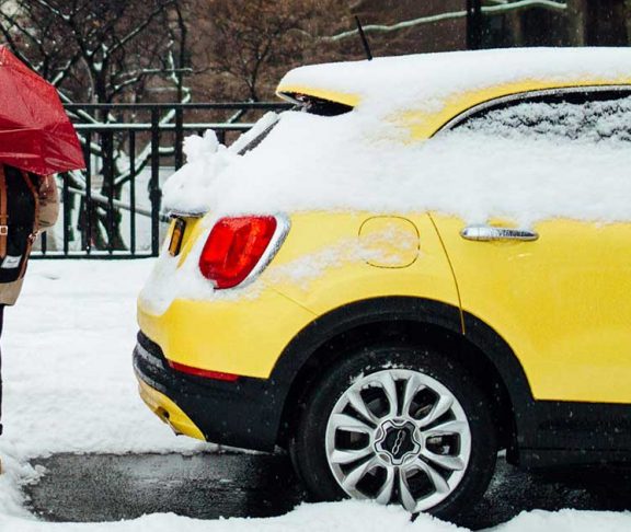 Snedækket bil i vinterkulden