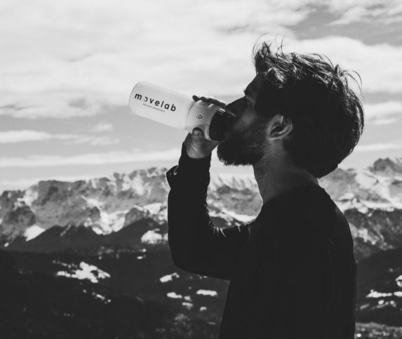 bjergbestiger drikker vand i bjergene