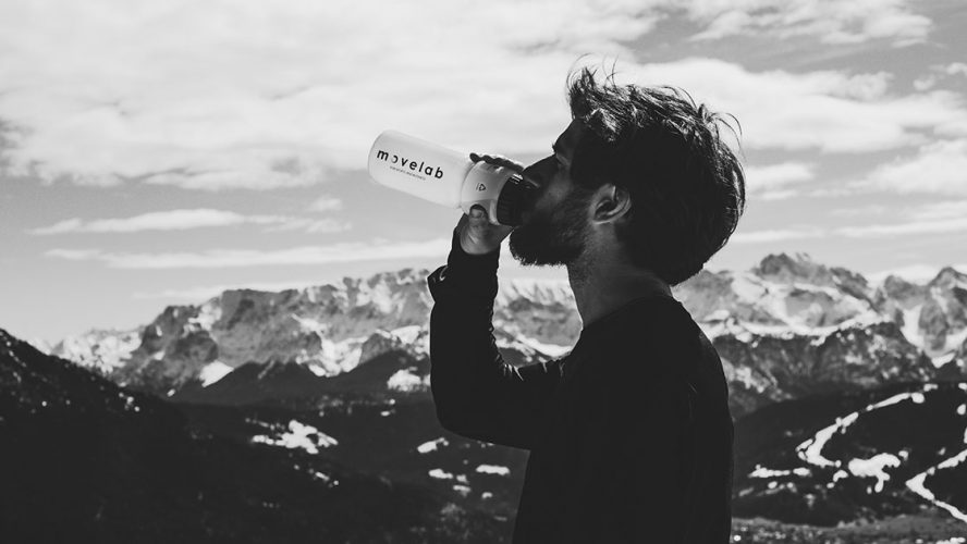 bjergbestiger drikker vand i bjergene