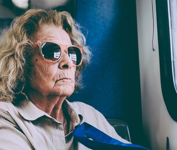 Ældre stilfuld kvinde i bus