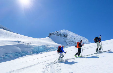 tre tre mennesker på skitur i Jotunheimen