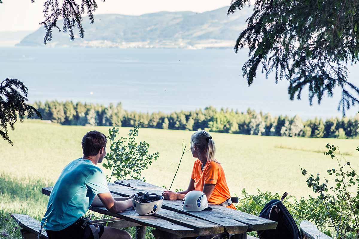 Man og kvinne ved Helgøya klaterpark Foton: Rakel Berg Kise
