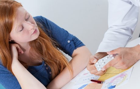 kobieta podczas wizyty u lekarza omawiająca antykoncepcję hormonalną