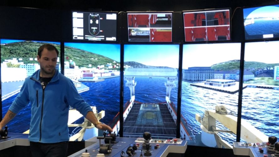 Styrer båt med simulator