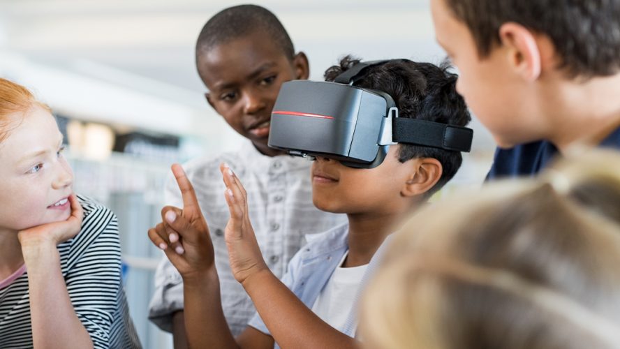 Barn med VR-briller