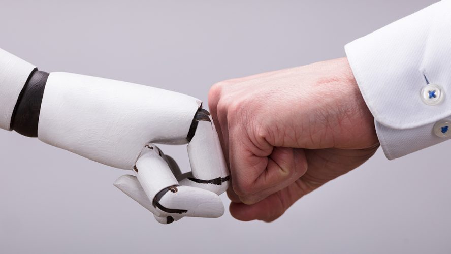 Robothånd og menneskearm "fist bumper"