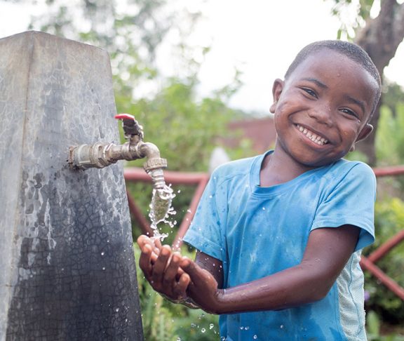 Bryan fra Madagaskar nyter rent vann