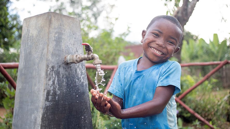 Bryan fra Madagaskar nyter rent vann