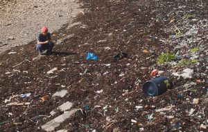 strand full av plast