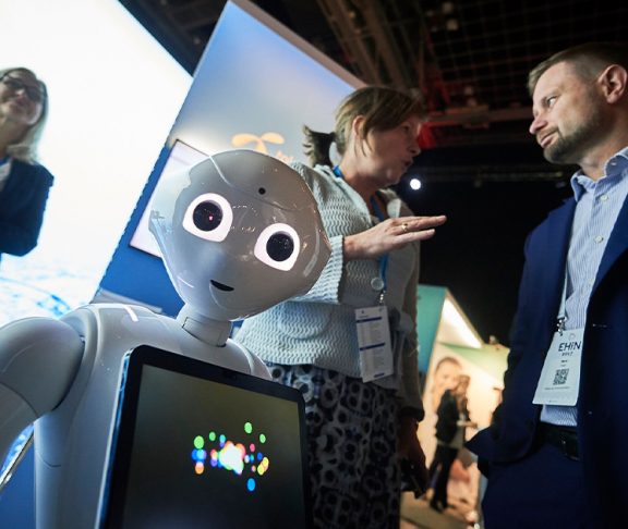 EHiN-konferanse med robot og Bent Høie