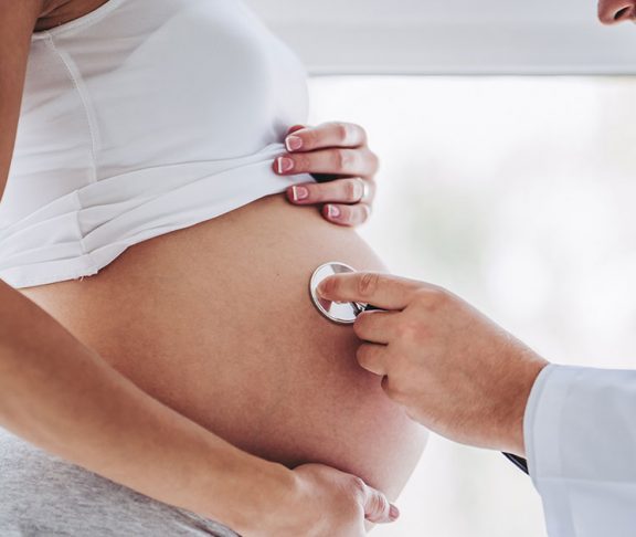 Gravid kvinne blir undersøkt