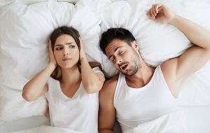 Par som ligger i sengen