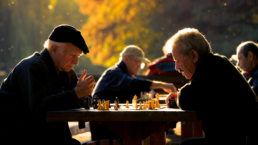 ældre mænd spiller skak