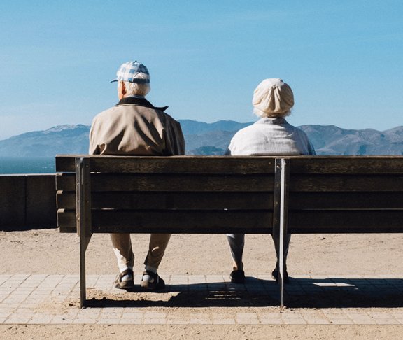 ældre par der sidder på en bænk