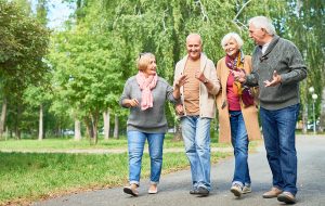 ældre går en tur sammen som en aktivitet i hverdagen