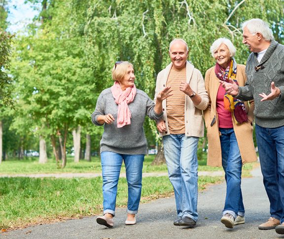 ældre går en tur sammen som en aktivitet i hverdagen