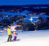 Child skiing with parent_Marriott_bonvoy_hotel