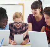 Kvindelige studerende laver gruppearbejde