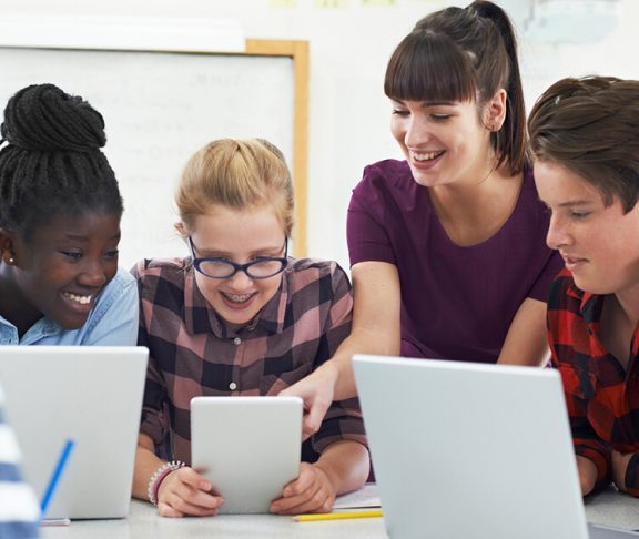 Kvindelige studerende laver gruppearbejde