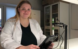 Diplomingeniør Emma i laboratoriet