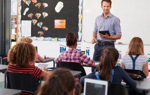 Lærer underviser ca. 10-årige i klasseværelse