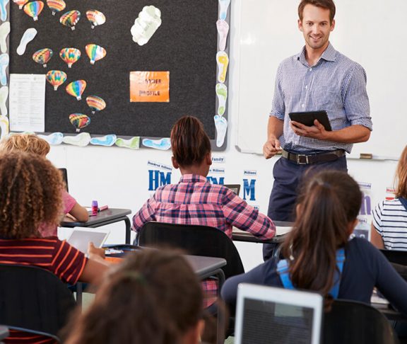 Lærer underviser ca. 10-årige i klasseværelse