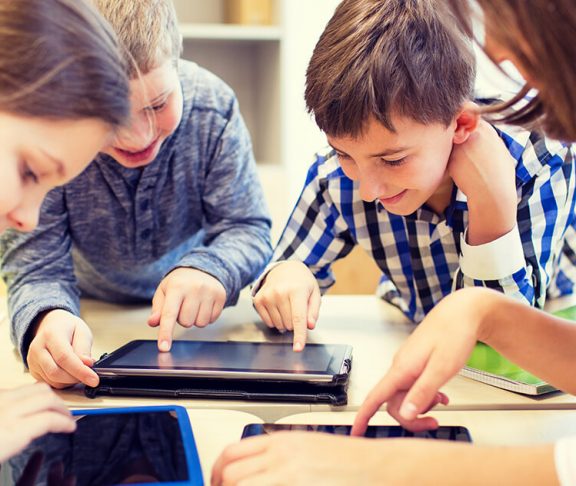 Børn bruger iPad i læringssituation