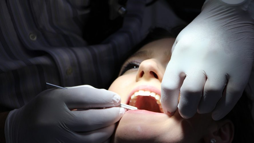kvinde bliver tilset i munden af læge. Diabetikere må slås med tør mund og huller
