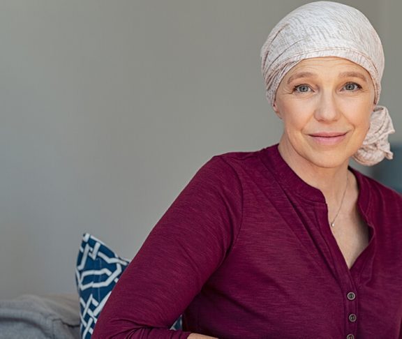 kvinde med kræft har tørklæde om hovedet