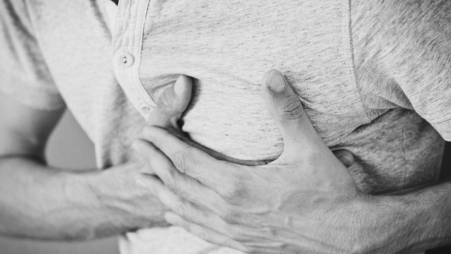 Mand har smerter i hjertet hvilket kan være signal på stress