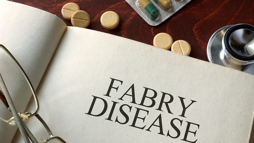 Bog med teksten Fabry disease ligger på bord