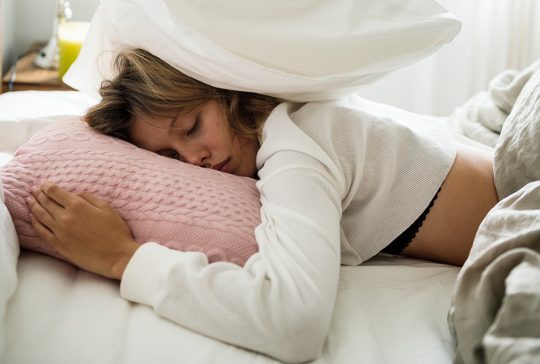 kvinde har dårligt søvnmønster og kan ikke falde i søvn